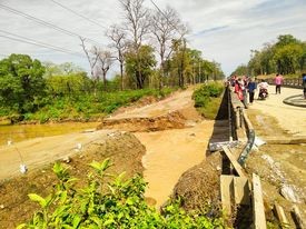 पूर्वपश्चिम राजमार्ग अन्तरगत सुनवल(१ सोमनाथमा डाईभर्सन बगाउँदा बाटो अबरुद्ध