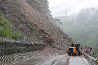 पहिरोका कारण नारायणगढ–मुग्लिन सडक खण्डसहित आठ वटा सडकबन्द