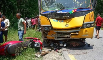 चितवनमा  बस, जिप, मोटरसाइकल र स्कुटर एकै ठाउँमा ठोक्किँदा २० जना घाइते